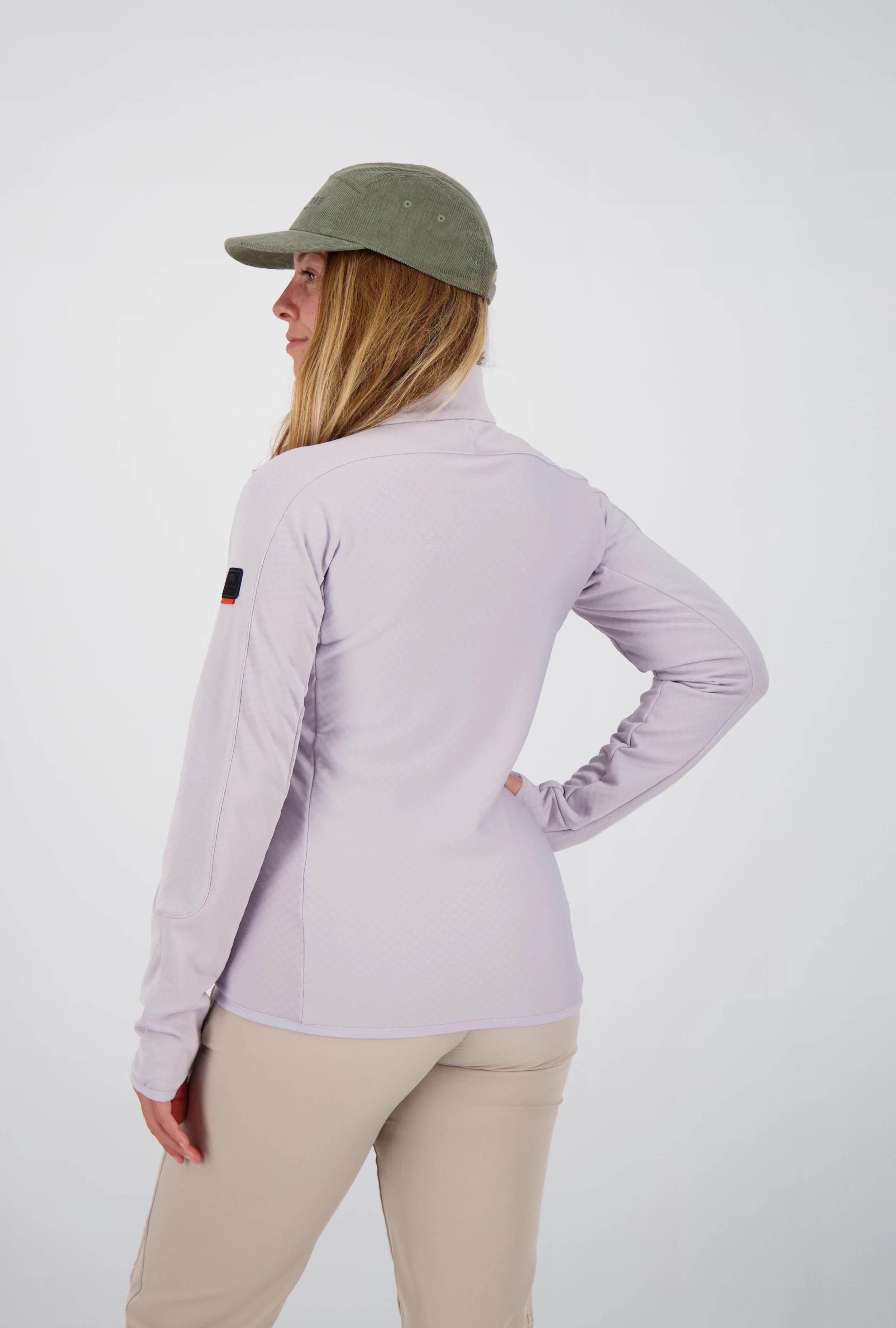 Rückenansicht der Belowzero Damen-Fleecejacke in Flieder mit ergonomischer Passform, Stehkragen und praktischen Daumenschlaufen.
