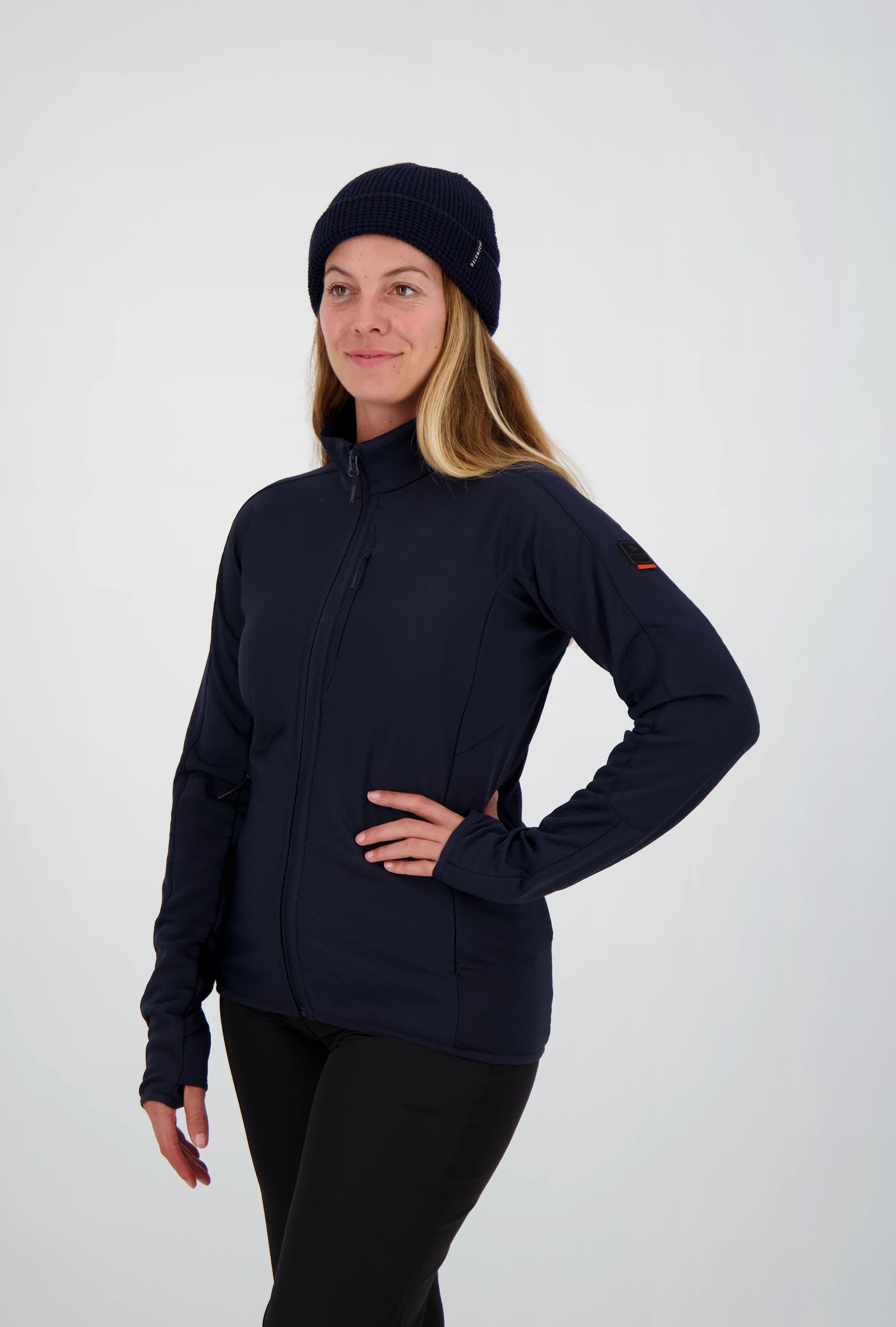 Sportliche Belowzero Damen-Fleecejacke in Dunkelblau mit Stehkragen, Brusttasche und Daumenschlaufen als funktionale Zwischenschicht.