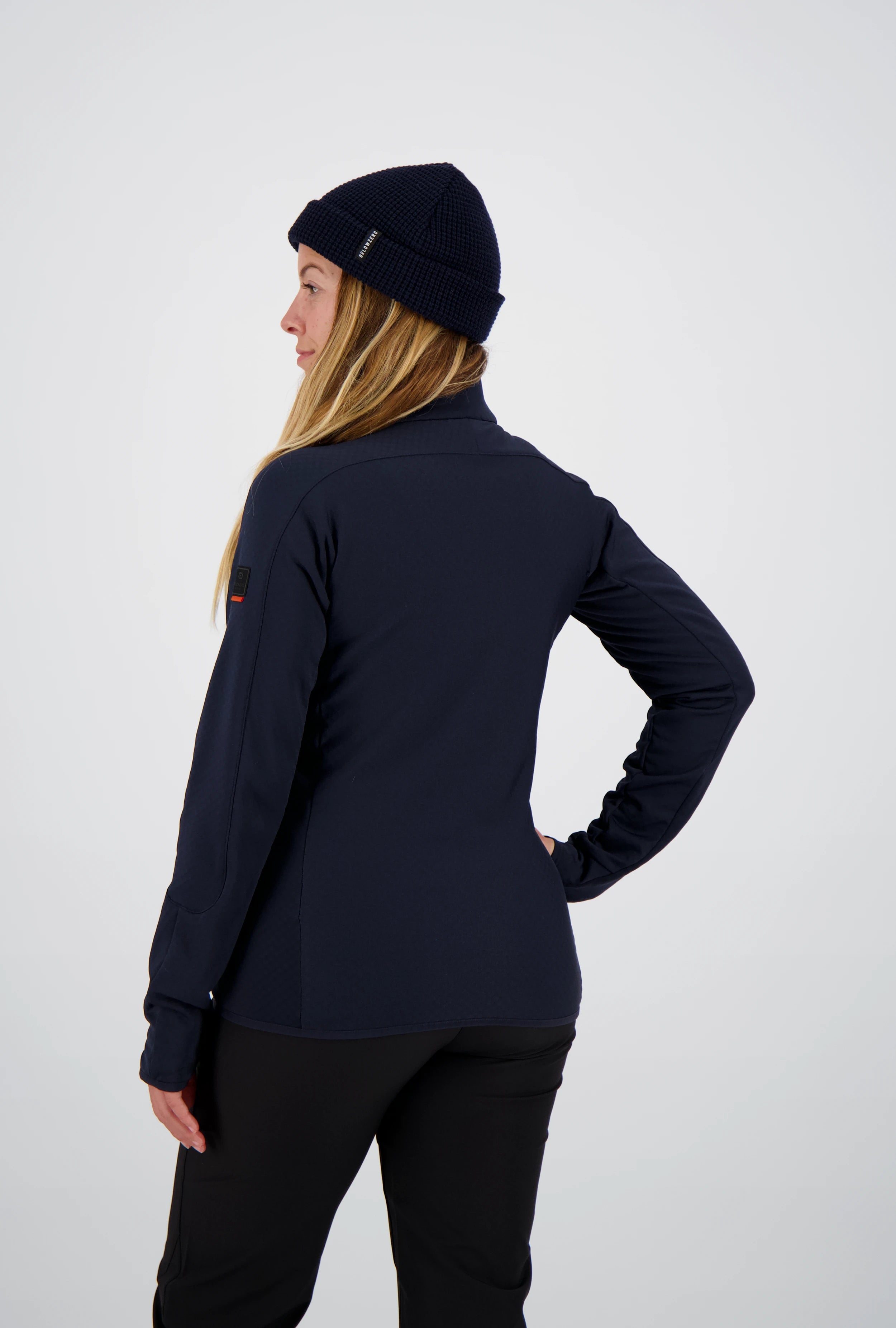Rückenansicht der dunkelblauen Belowzero Damen-Fleecejacke mit Stehkragen, ergonomischem Schnitt und dezentem Oberarm-Logo-Badge.
