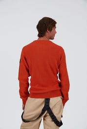 Rückenansicht des rust orange Herren urban Merino Pullover Bellwald von Belowzero