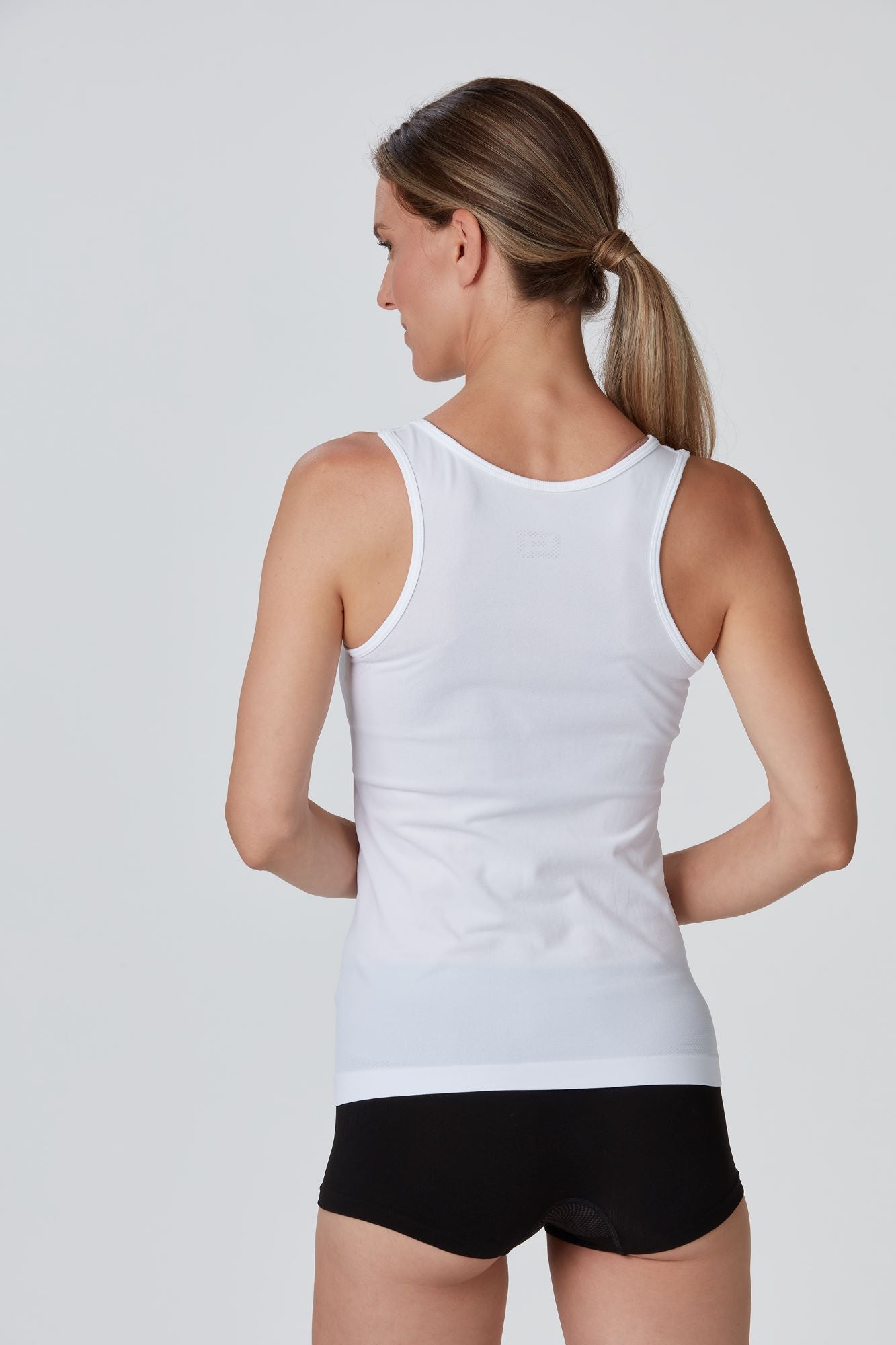 Rückenansicht eines weissen funktionellen Damen Light Tanktop 