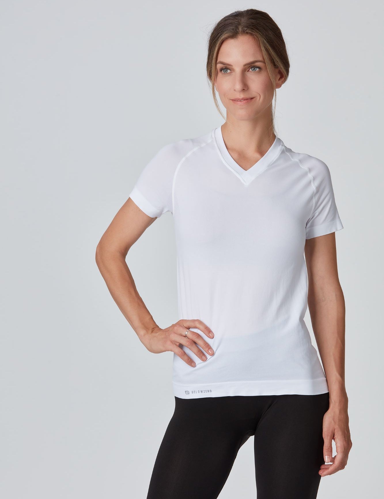 Frontansicht eines weissen funktionellen Damen Light Shortsleeve Shirt mit V-Ausschnitt