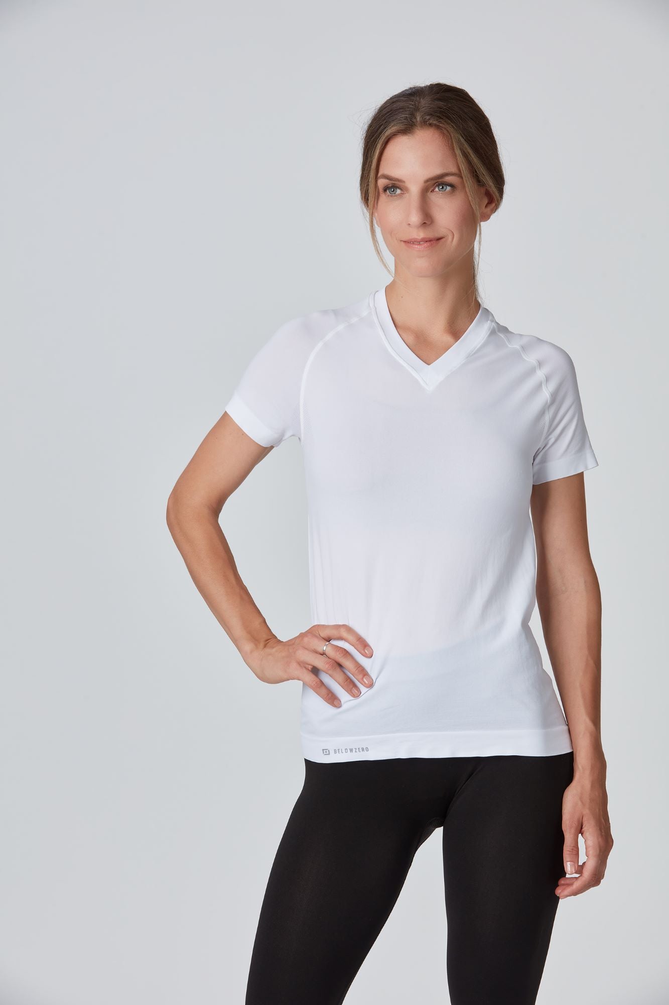 Frontansicht eines weissen funktionellen Damen Light Shortsleeve Shirt mit V-Ausschnitt