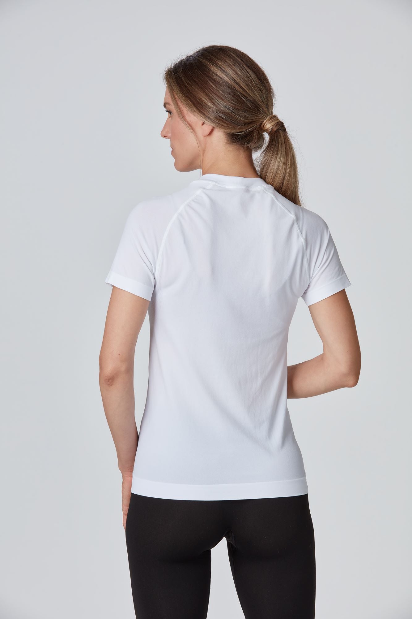 Rückenansicht eines weissen funktionellen Damen Light Shortsleeve Shirt mit V-Ausschnitt