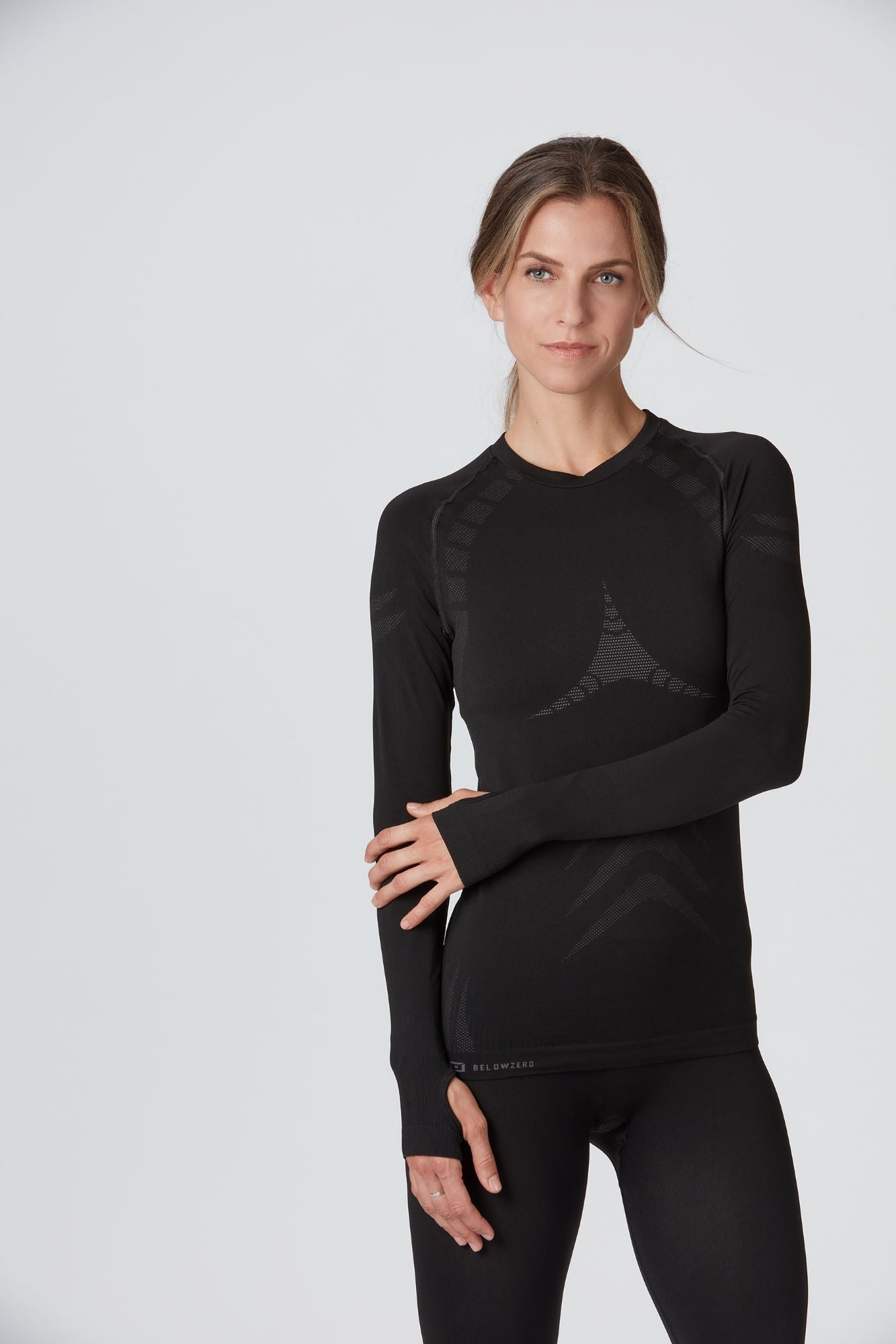 Frontansicht eines schwarzen funktionellen Warm Damen Baselayer Longsleeve T-Shirt von Belowzero