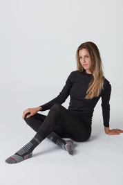 Sitzansicht einer anthrazit Damen Baselayer Extra Warm Merino Longpants von Belowzero aus Merinowolle