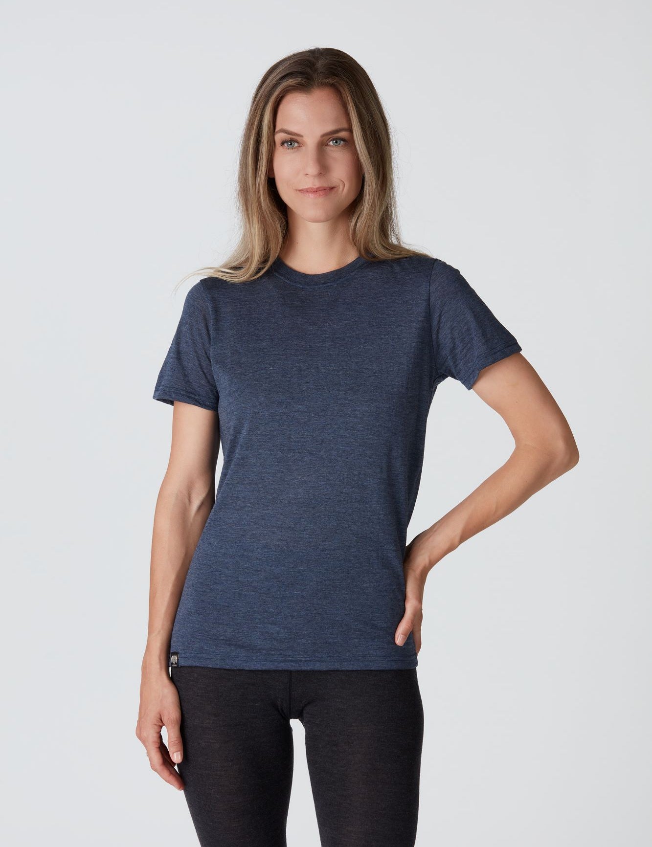 Frontansicht eines blauen Damen Baselayer Medium Light Shortsleeve T-Shirt von Belowzero aus Merinowolle