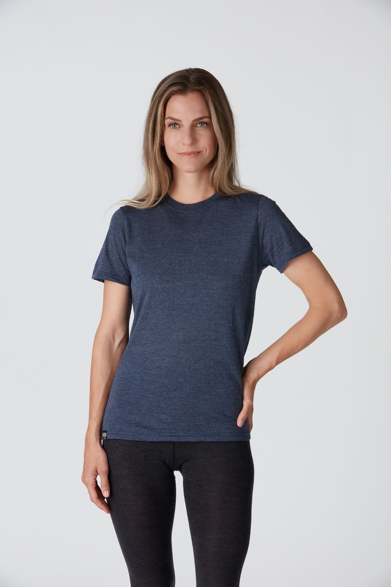 Frontansicht eines blauen Damen Baselayer Medium Light Shortsleeve T-Shirt von Belowzero aus Merinowolle