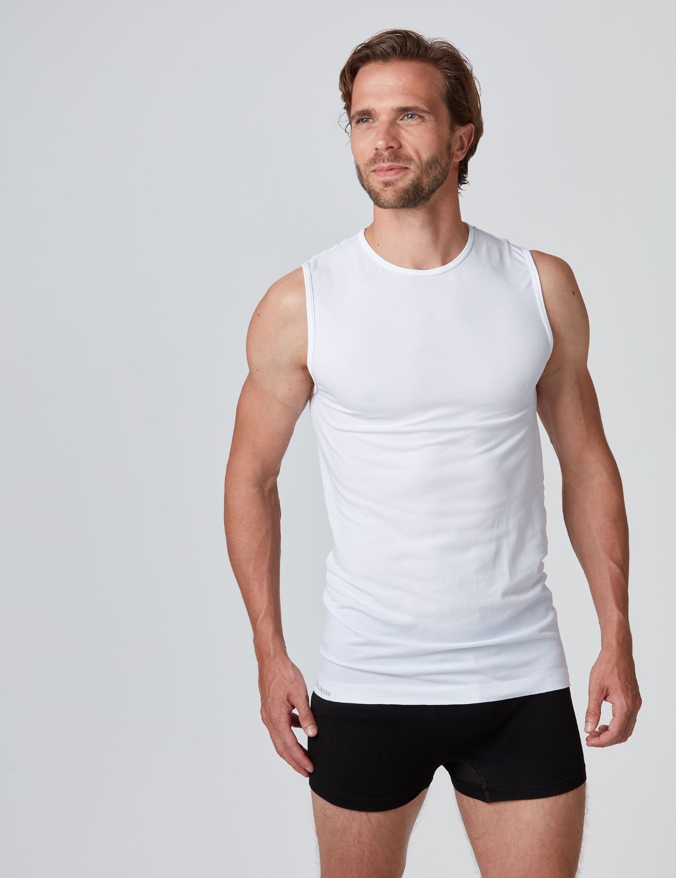 Frontansicht eines weissen funktionellen Light Herren Baselayer Tanktop von Belowzero