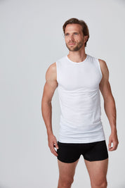 Frontansicht eines weissen funktionellen Light Herren Baselayer Tanktop von Belowzero