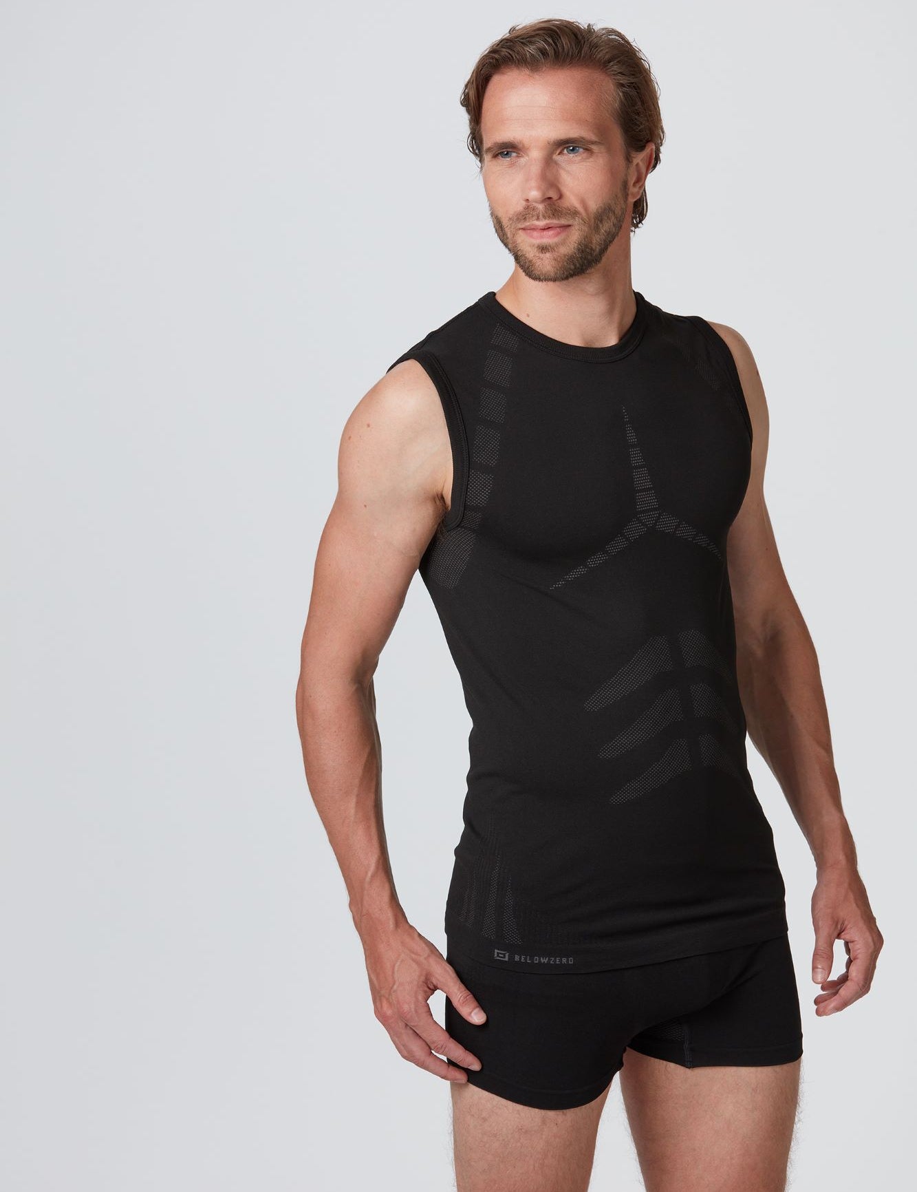 Frontansicht eines schwarzen funktionellen Light Herren Baselayer Tanktop von Belowzero