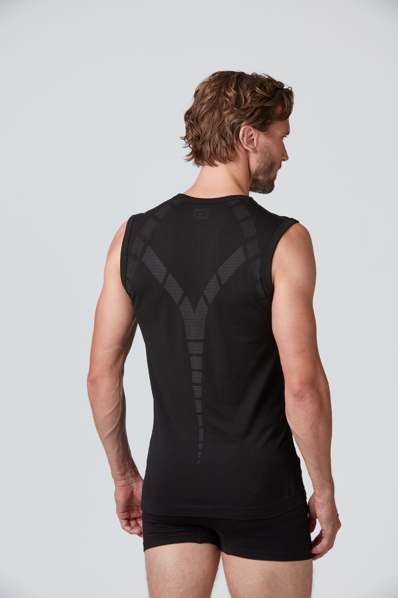 Rückseite eines schwarzen funktionellen Light Herren Baselayer Tanktop von Belowzero