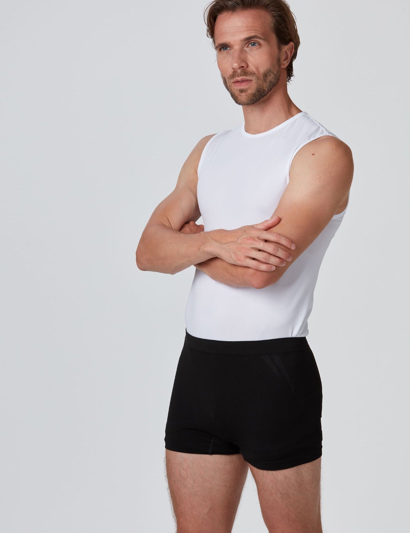 Frontansicht einer schwarzen funktionellen Light Herren Baselayer Short von Belowzero