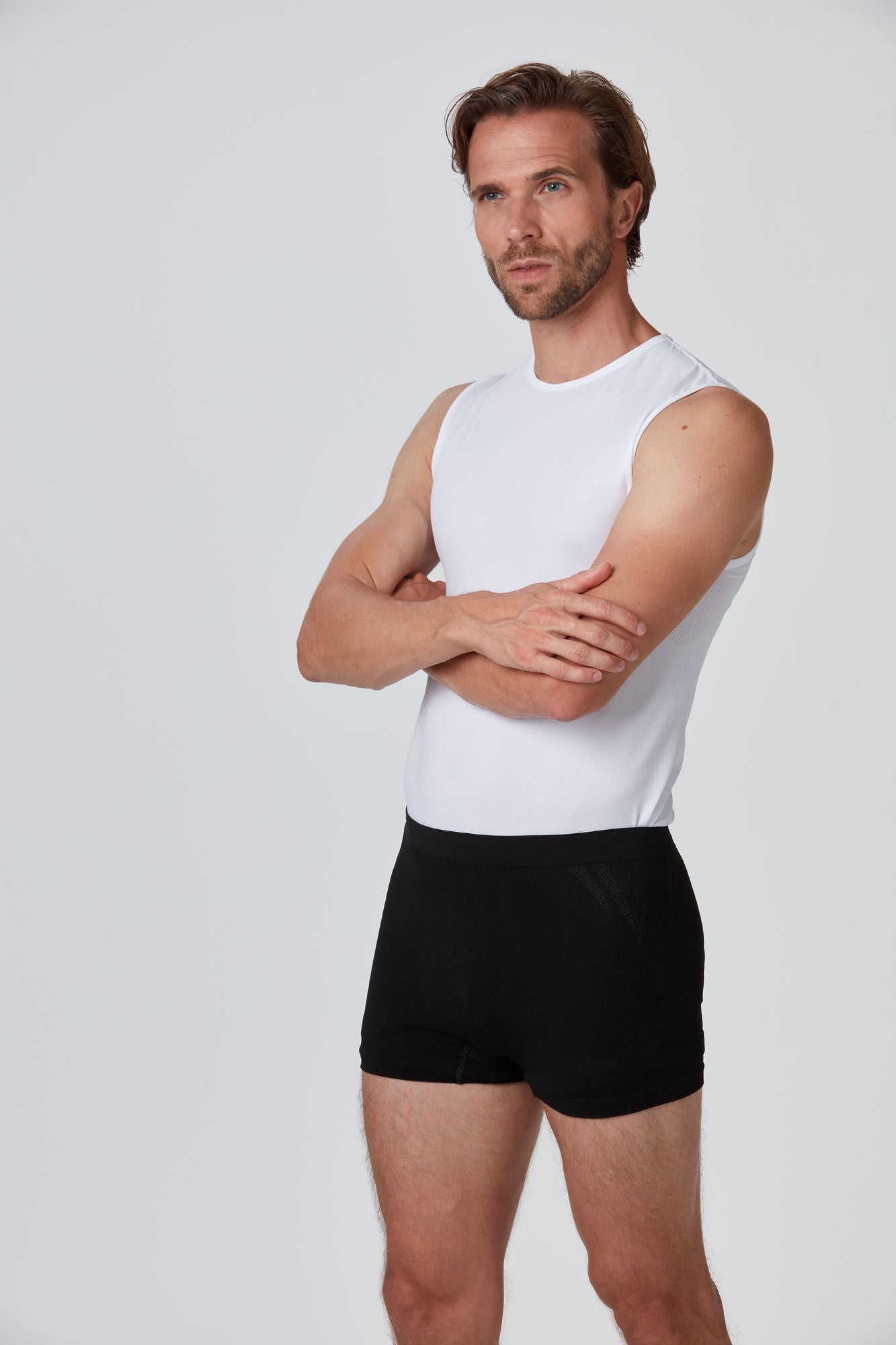 Frontansicht einer schwarzen funktionellen Light Herren Baselayer Short von Belowzero