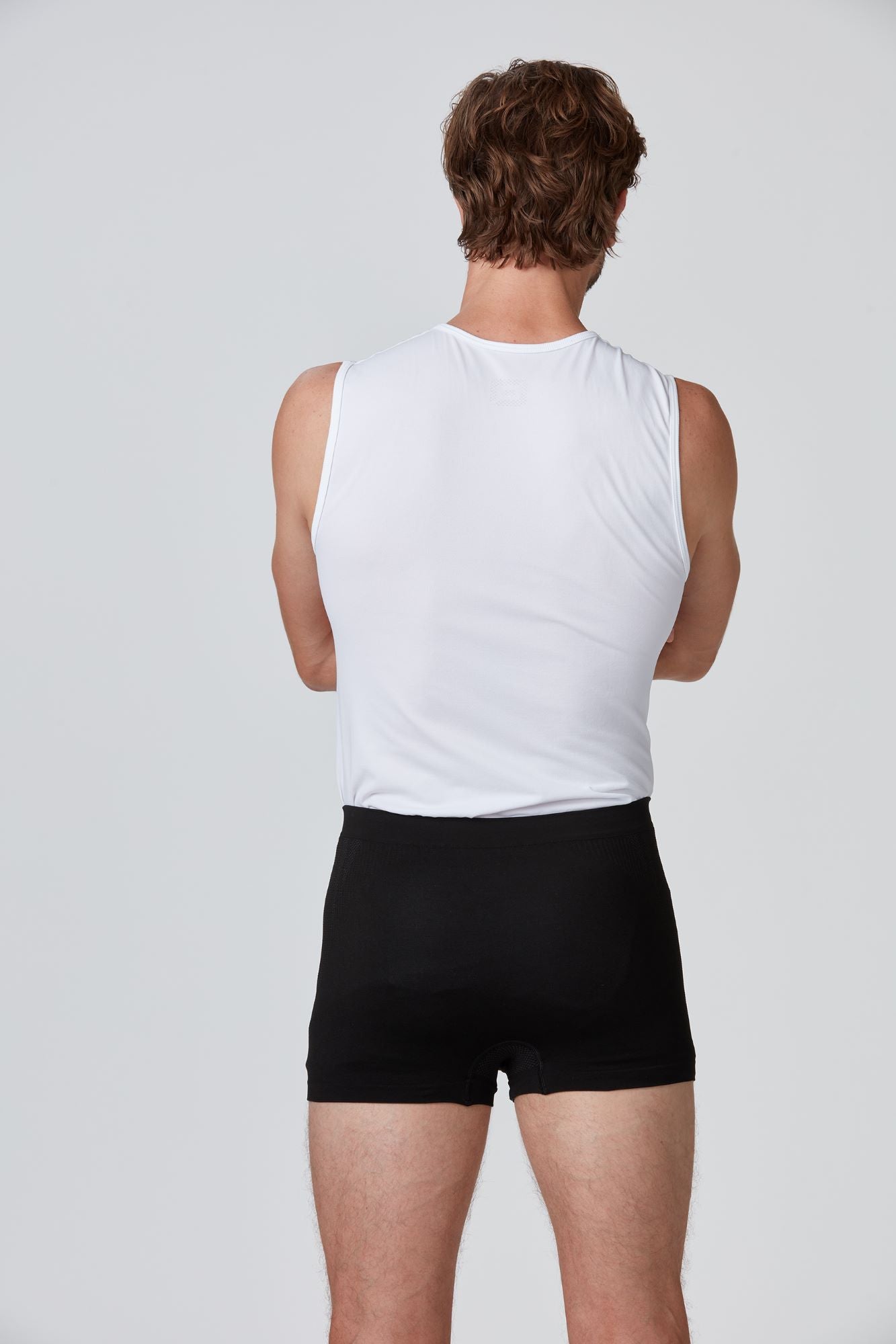 Rückseite einer schwarzen funktionellen Light Herren Baselayer Short von Belowzero