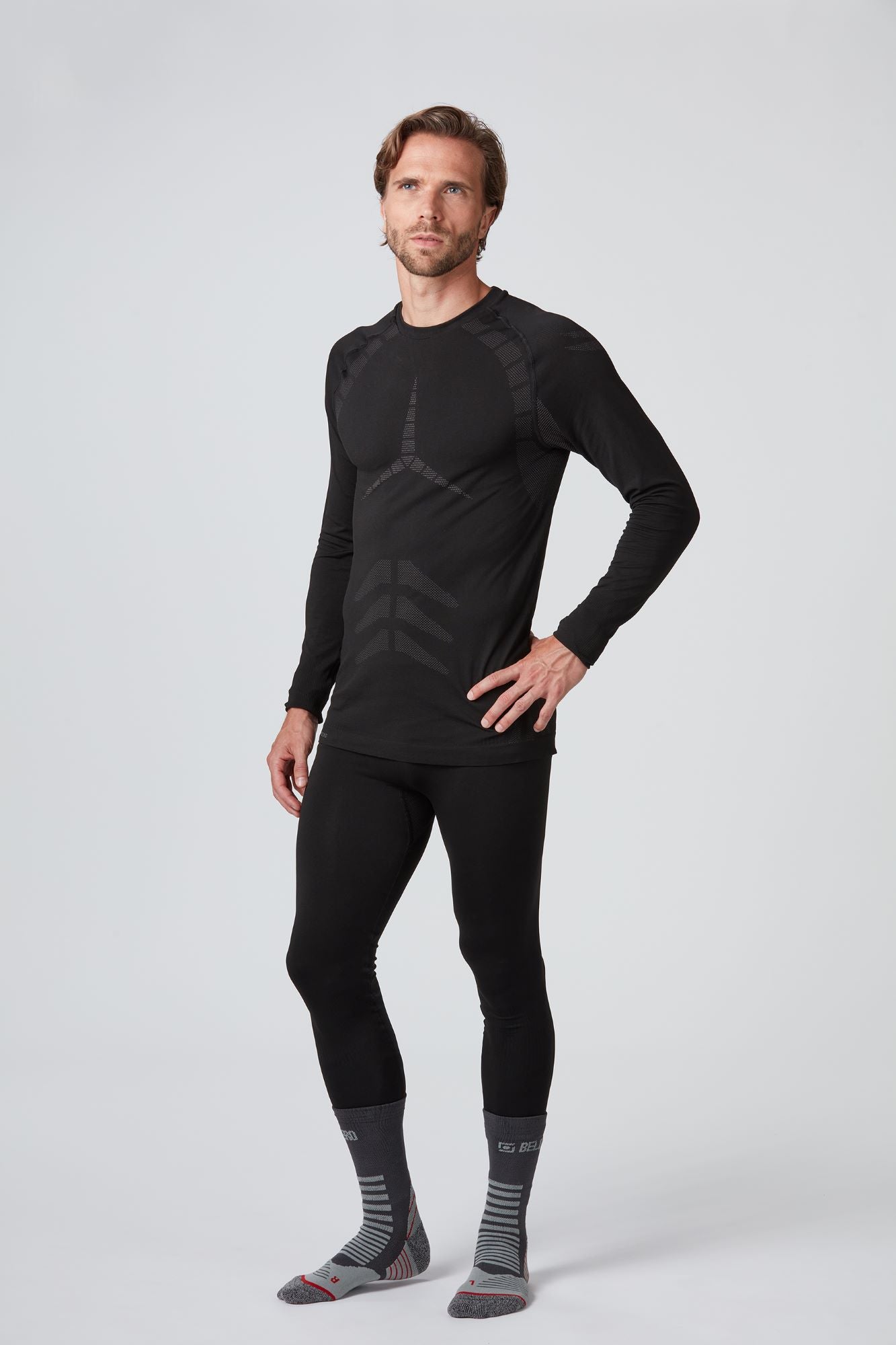 Frontansicht einer schwarzen funktionellen Light Herren Baselayer Long Pants von Belowzero