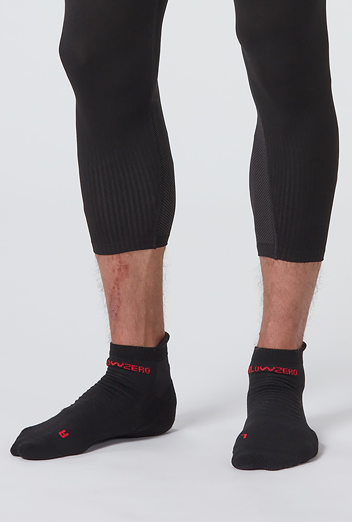 Seitenansicht des schwarzen Unisex Runningsocken von Belowzero