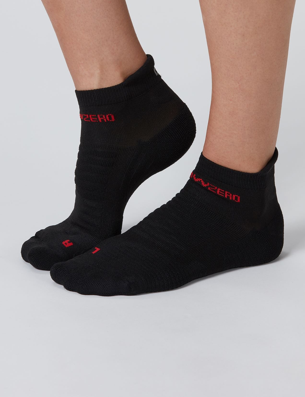 Seitenansicht des schwarzen Unisex Runningsocken von Belowzero