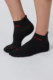 Seitenansicht des schwarzen Unisex Runningsocken von Belowzero