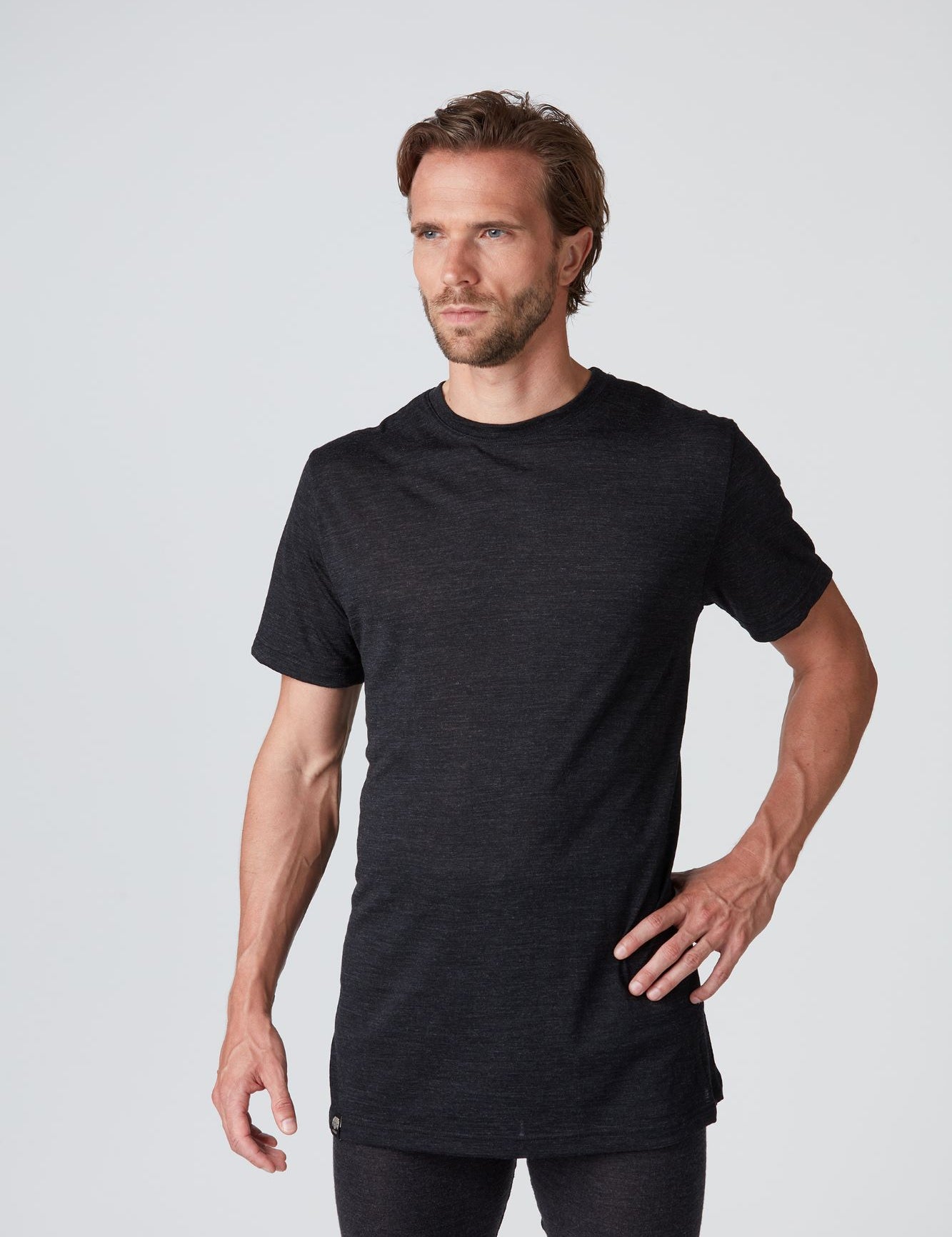 Frontansicht eines anthrazit Herren Baselayer Light Shortsleeve T-Shirt von Belowzero aus Merinowolle