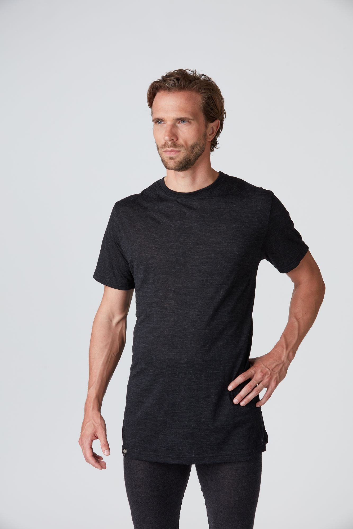 Frontansicht eines anthrazit Herren Baselayer Light Shortsleeve T-Shirt von Belowzero aus Merinowolle