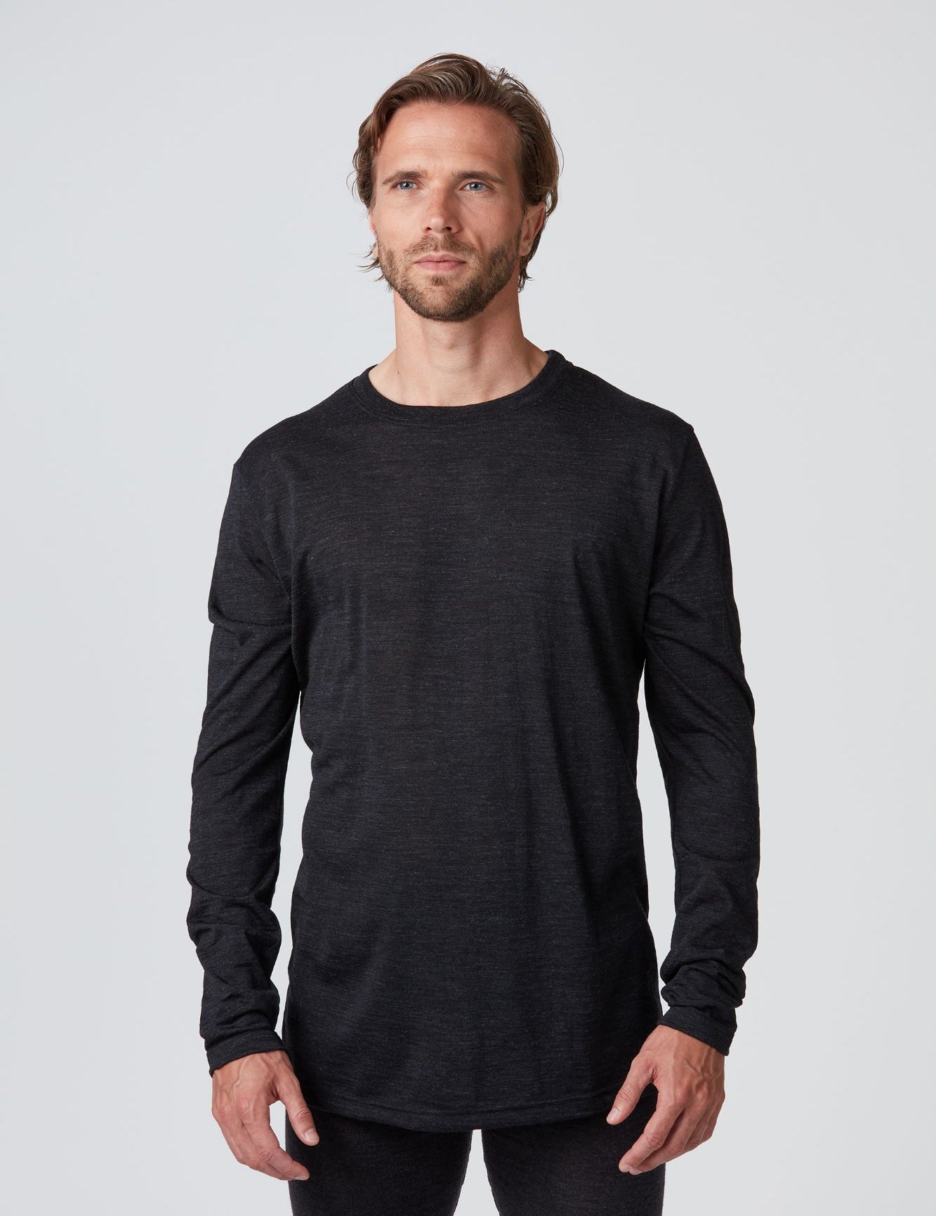 Frontansicht eines anthrazit Herren Baselayer Medium Light Longsleeve T-Shirt von Belowzero aus Merinowolle