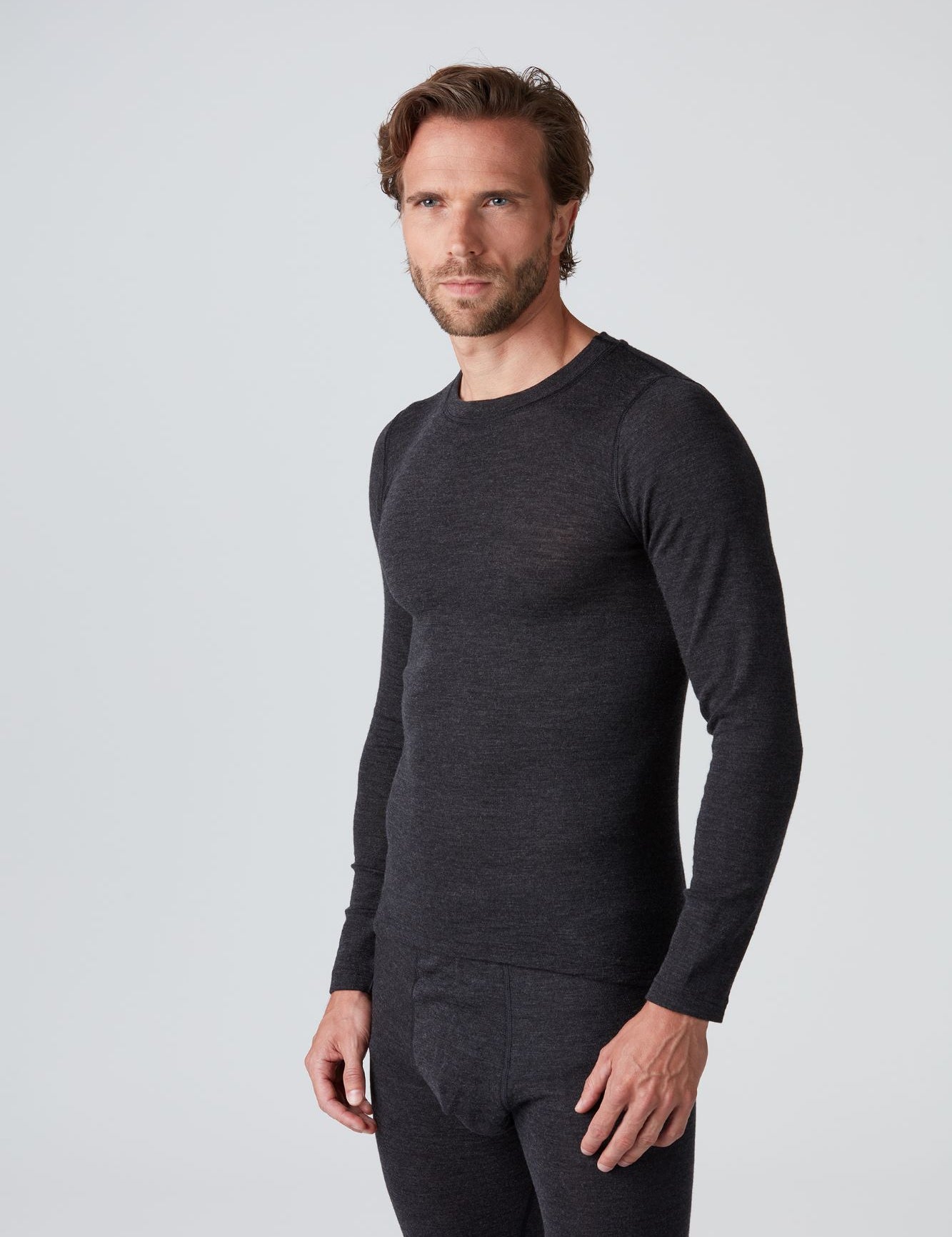 Frontansicht eines  anthrazit Herren Baselayer Extra Warm Merino Lonbgsleeve T-Shirt  von Belowzero aus Merinowolle