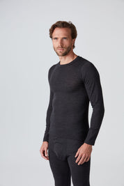 Frontansicht eines  anthrazit Herren Baselayer Extra Warm Merino Lonbgsleeve T-Shirt  von Belowzero aus Merinowolle