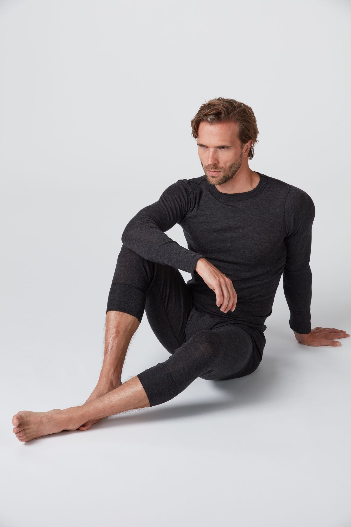 Sitzansicht einer schwarzen funktionellen Extra Warm Herren Merino Baselayer  3/4Pants von Belowzero