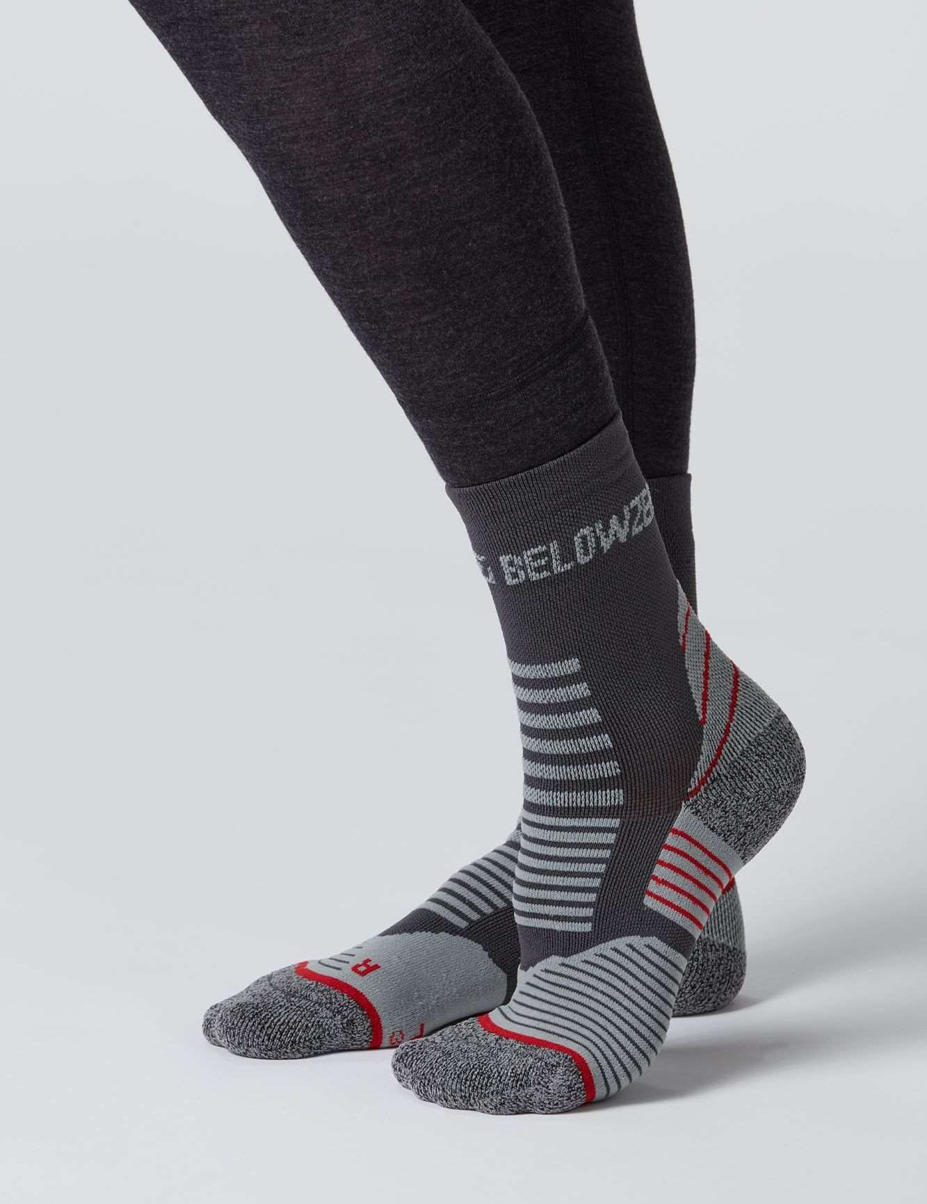 Seitenansicht des grauen Unisex Trekkingsocken von Belowzero