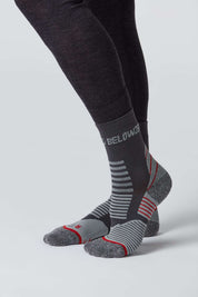 Seitenansicht des grauen Unisex Trekkingsocken von Belowzero