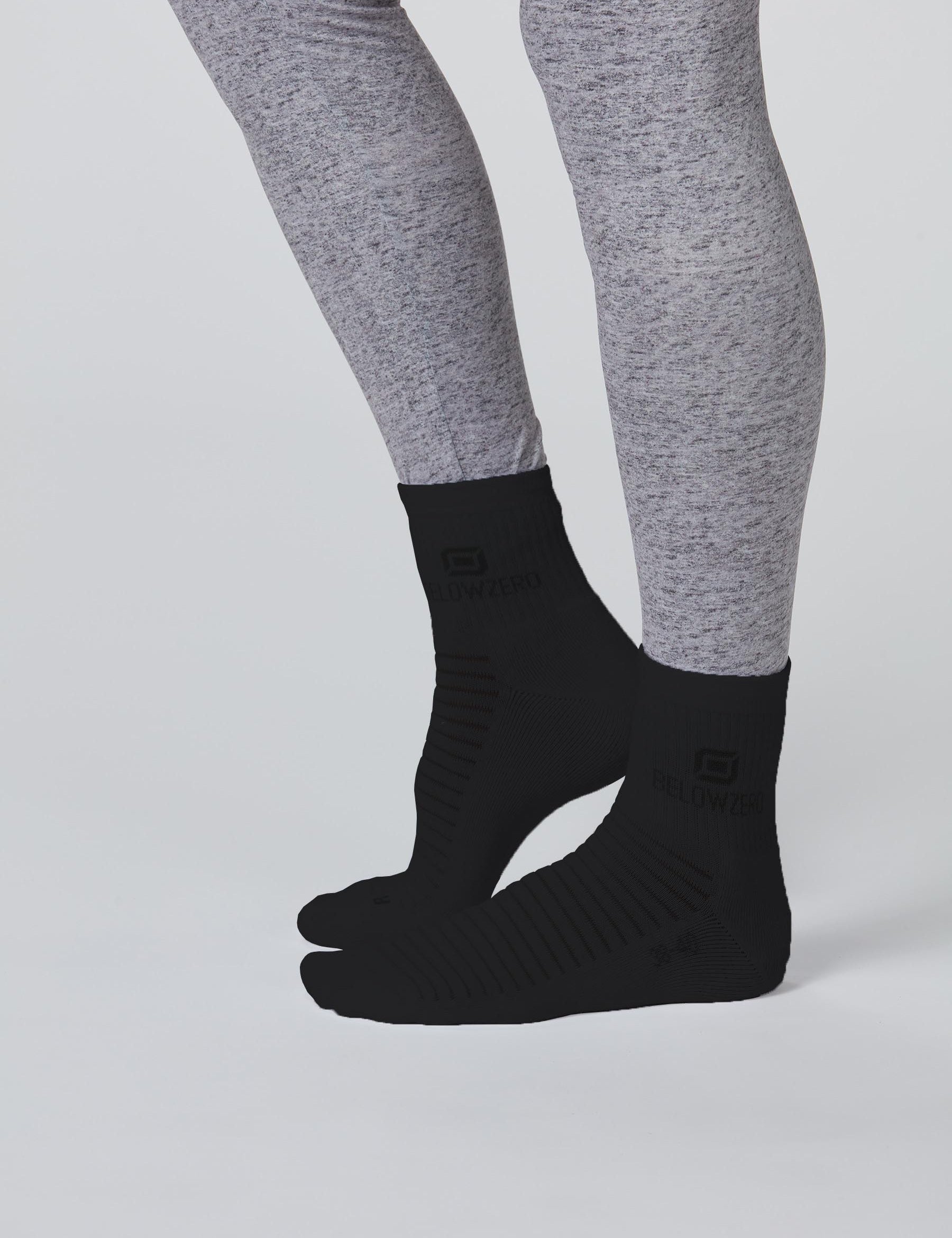 Ansicht des Unisex Sportsocken von Belowzero in schwarz