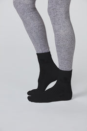 Ansicht des Unisex Sportsocken von Belowzero in schwarz