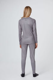 Rückseite eines Mädchen welches ein graues Longsleeve und Long Pants Baselayer Set Medium Light in grau tragen von Belowzero