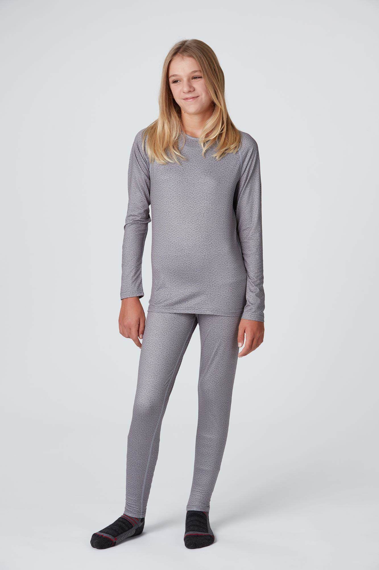 Frontansicht eines Mädchen welches ein graues Longsleeve und Long Pants Baselayer Set Medium Light in grau tragen von Belowzero