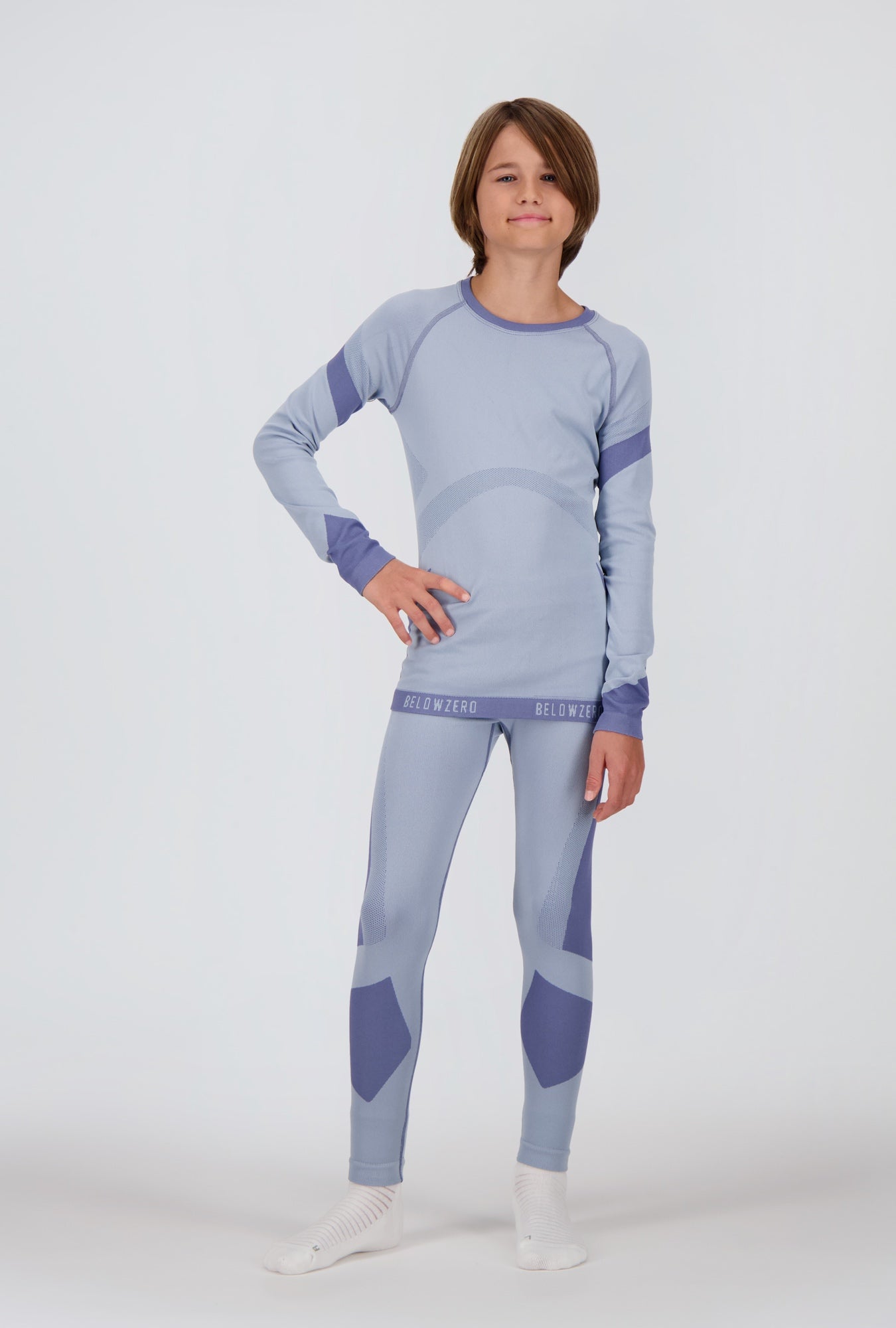 Ganzkörper Ansicht einer light blue funktionellen Warm New Generation Kinder Baselayer Longsleeve Hose von Belowzero