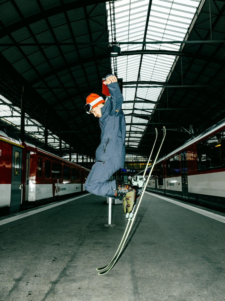 Ein Herr mit dem Herren 3L Outifit am Bahnhof