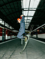 Ein Herr mit dem Herren 3L Outifit am Bahnhof