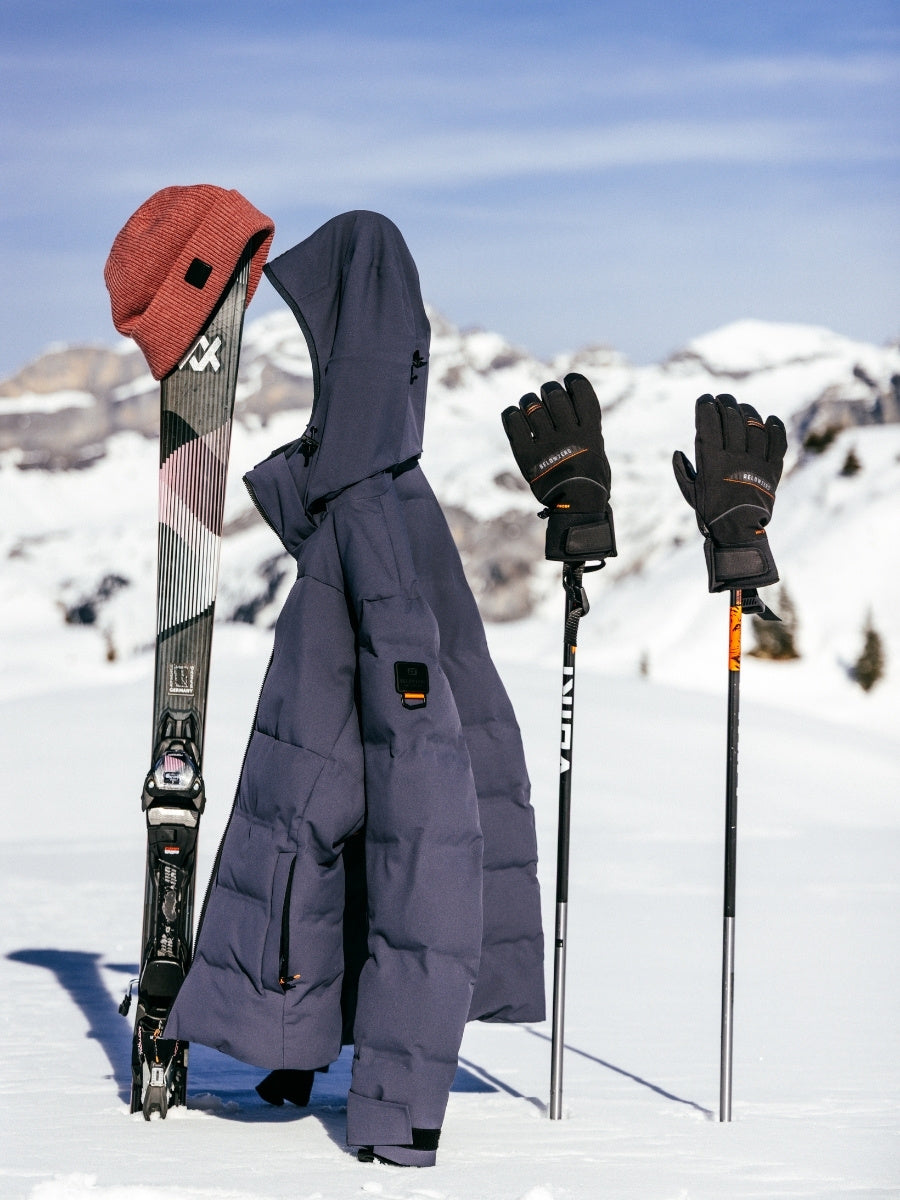 EIne Davos Skijacke von Belowzero in Winterlandschaft auf einem Ski aufgehängt.