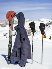 EIne Davos Skijacke von Belowzero in Winterlandschaft auf einem Ski aufgehängt.