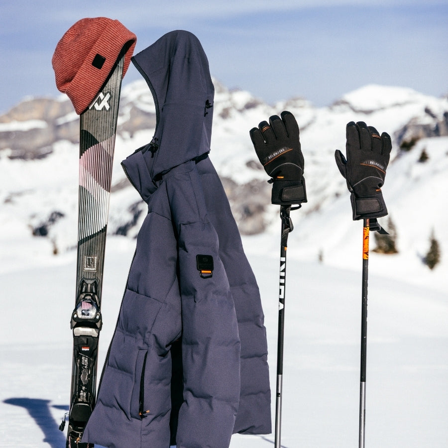 EIne Davos Skijacke von Belowzero in Winterlandschaft auf einem Ski aufgehängt.