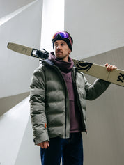 EIne Davos Skijacke von Belowzero in der Stadt von einem Herr getragen.