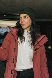 Eine Dame mit der tay berry Lenk Skijacke von Belowzero