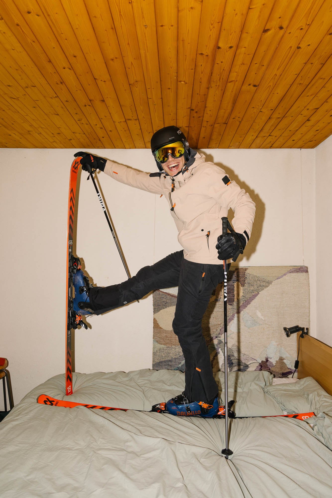 EIn Herr mit der birch wood Saas Fee Skijacke von Belowzero