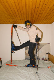 EIn Herr mit der birch wood Saas Fee Skijacke von Belowzero
