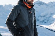 EIn Herr trägt die schwarze Laax Jacke in den Bergen.