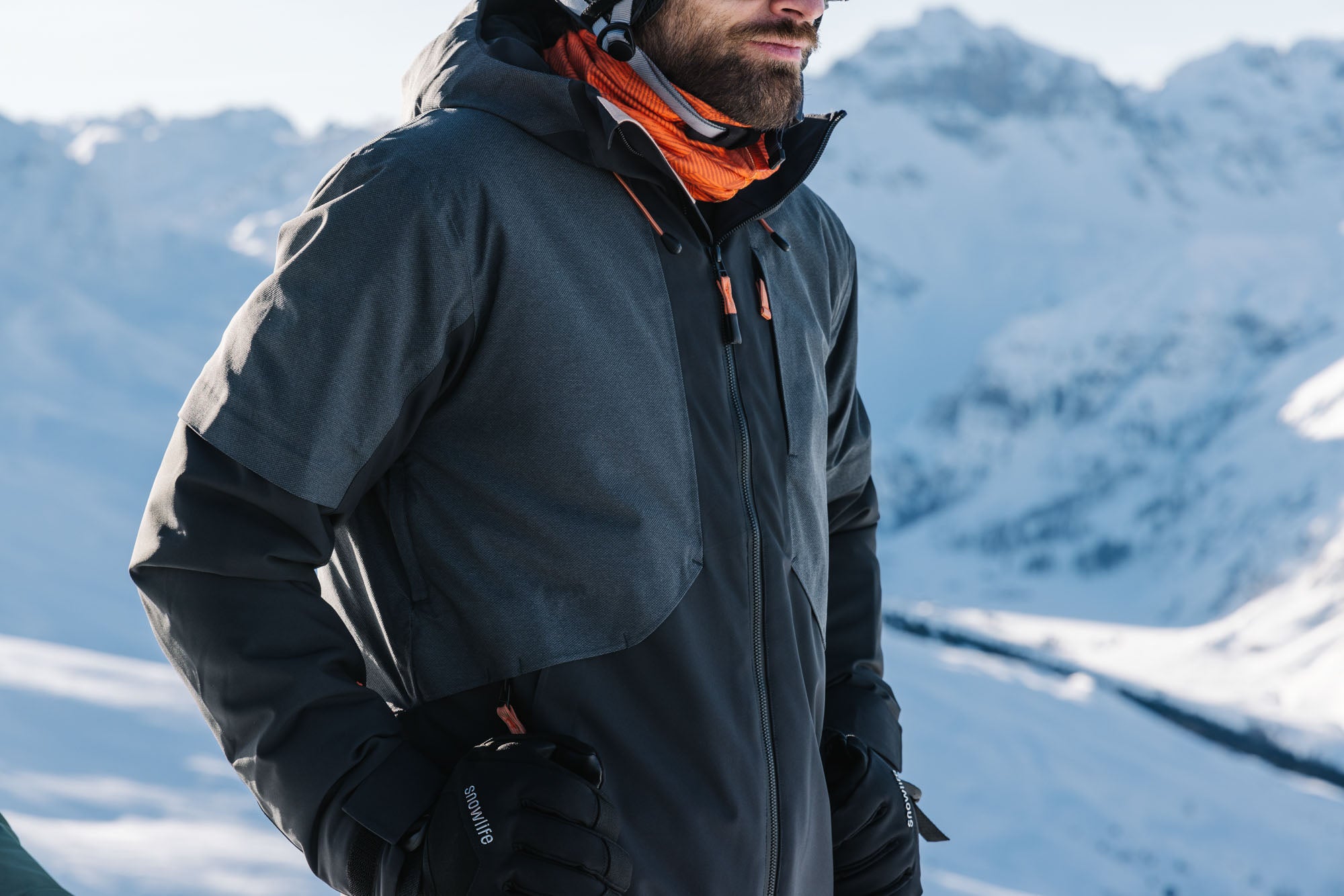 EIn Herr trägt die schwarze Laax Jacke in den Bergen.