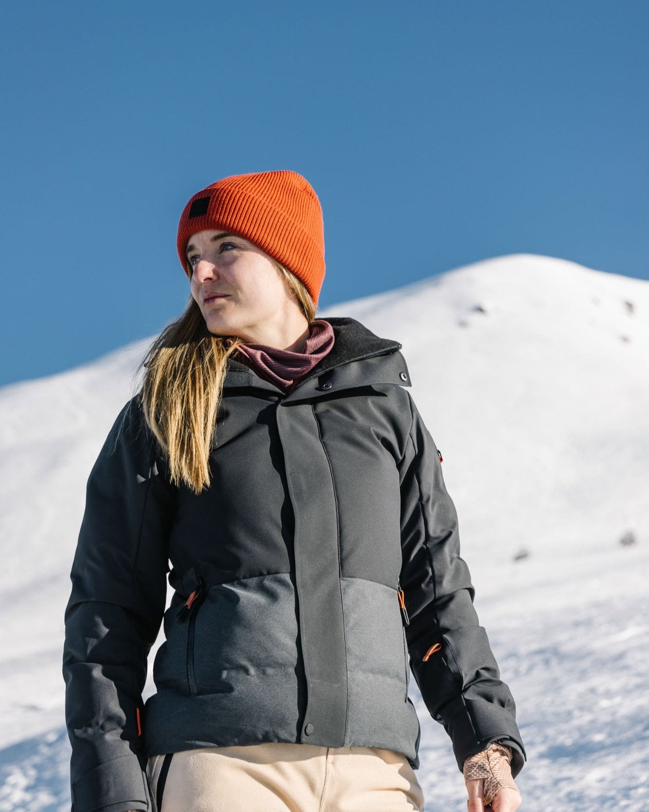 Eine Dame in Belowzerobekleidung auf der Piste