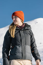 EIne Dame mit der schwarzen Lank Skijacke von Belowzero