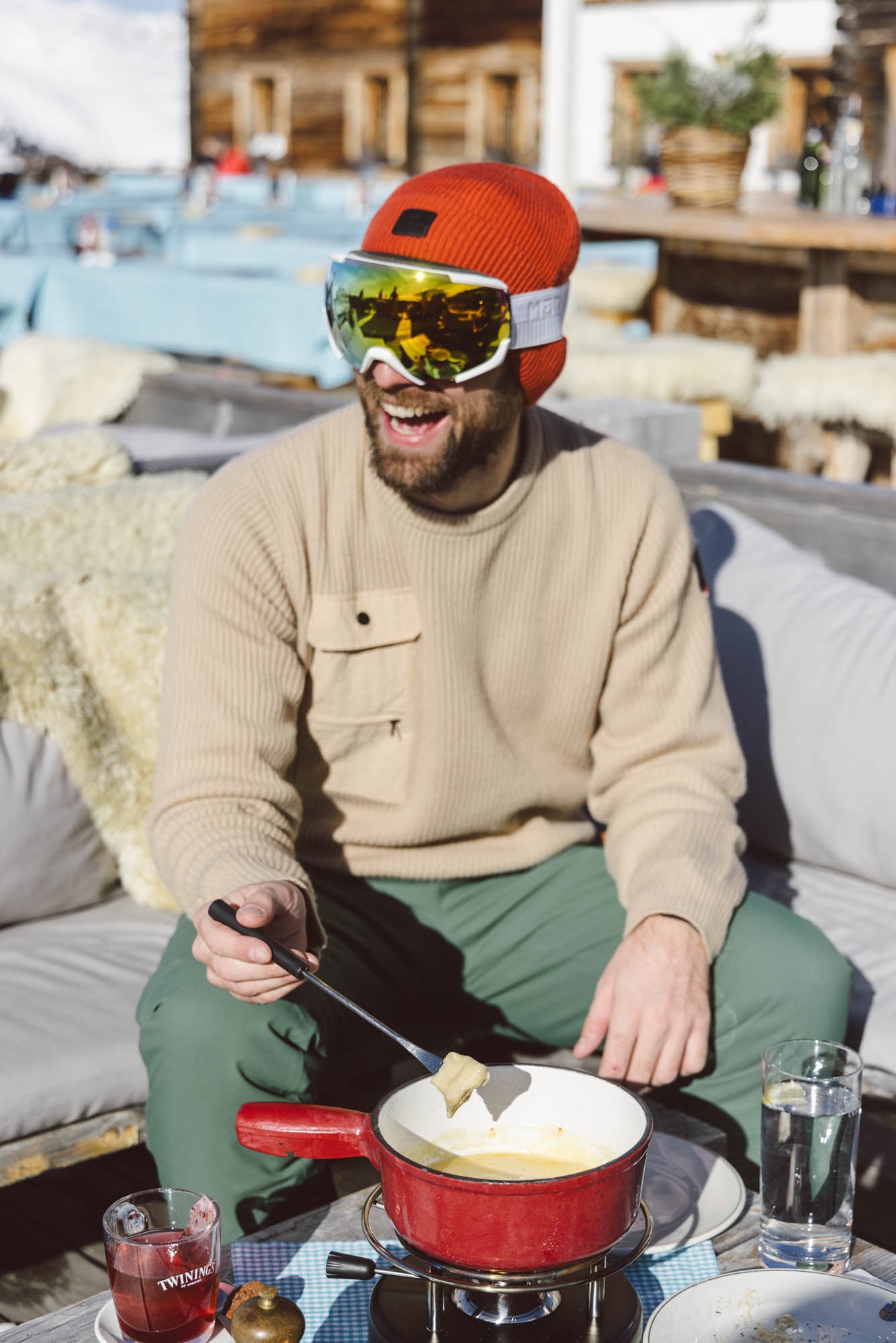 Ein Herr mit dem Bellwald Merino Pullover von Belowzero 